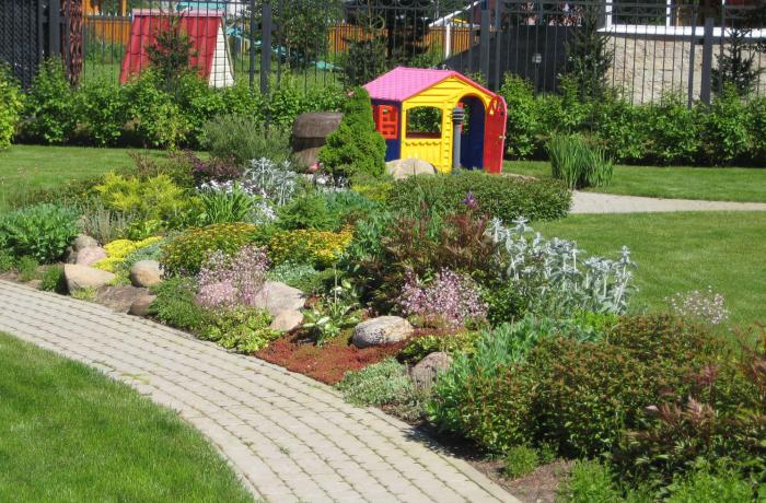 Альпийская горка вдоль дорожки