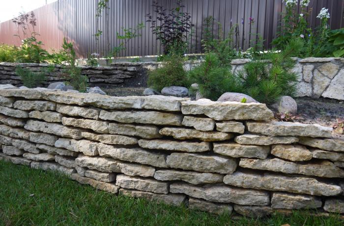 Подпорная стенка из медового камня