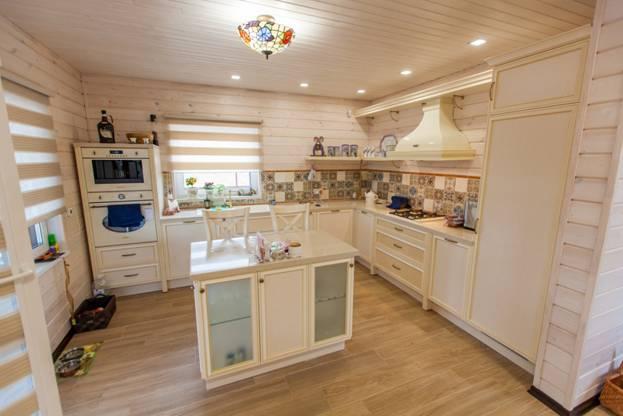 Приготовление пищи всегда сопровождается повышением влажности.  На фото – кухня коттеджа Эльба 292