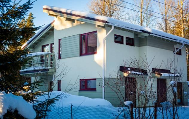 Крыша загородного дома не боится осадков, но требует ухода