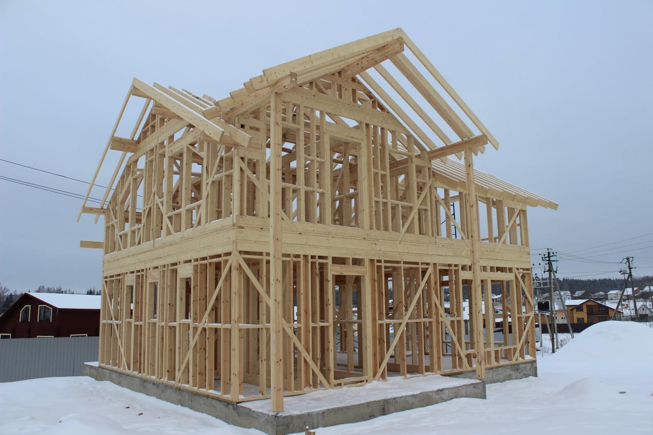 Зимой каркасный коттедж можно построить столь же качественно, как и летом. На фото – строящийся дом Шале 197